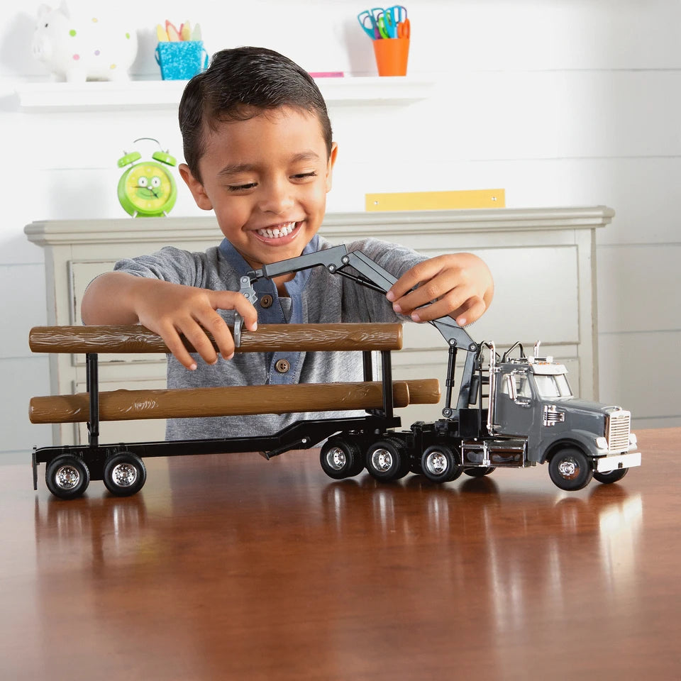 Freightliner 1:32 Scale 122SD Logging Truck with Logging Trailer