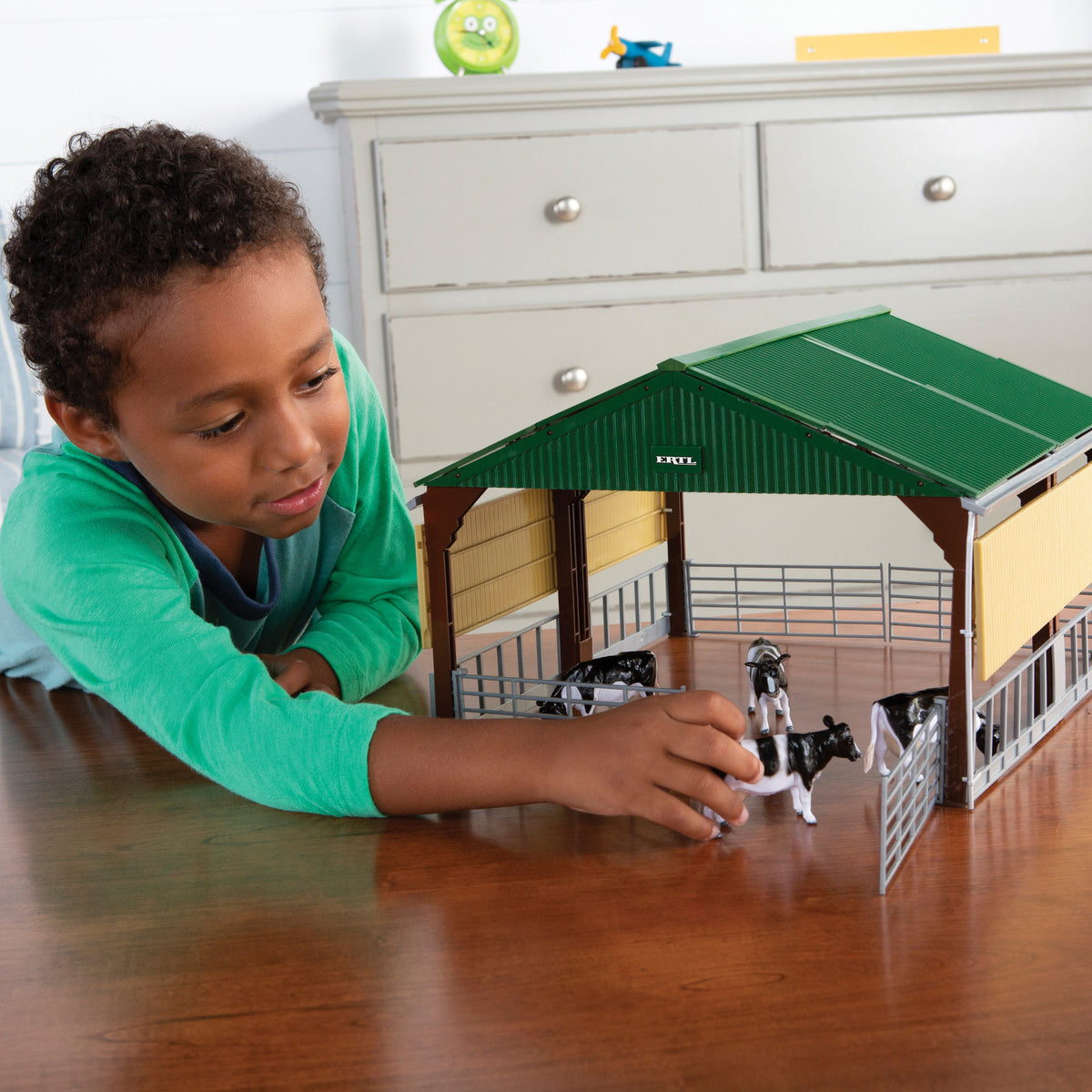 1:32 14 Piece Livestock Building & Case SV340B Skidsteer