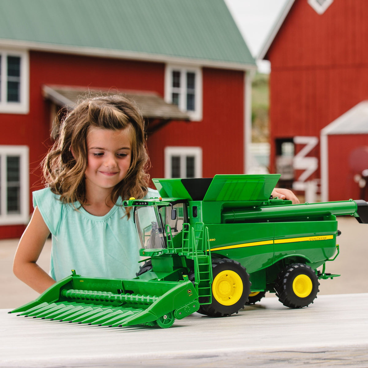 Big Farm Lights & Sounds John Deere 1:16 Scale S690 Combine with Corn and Draper Head
